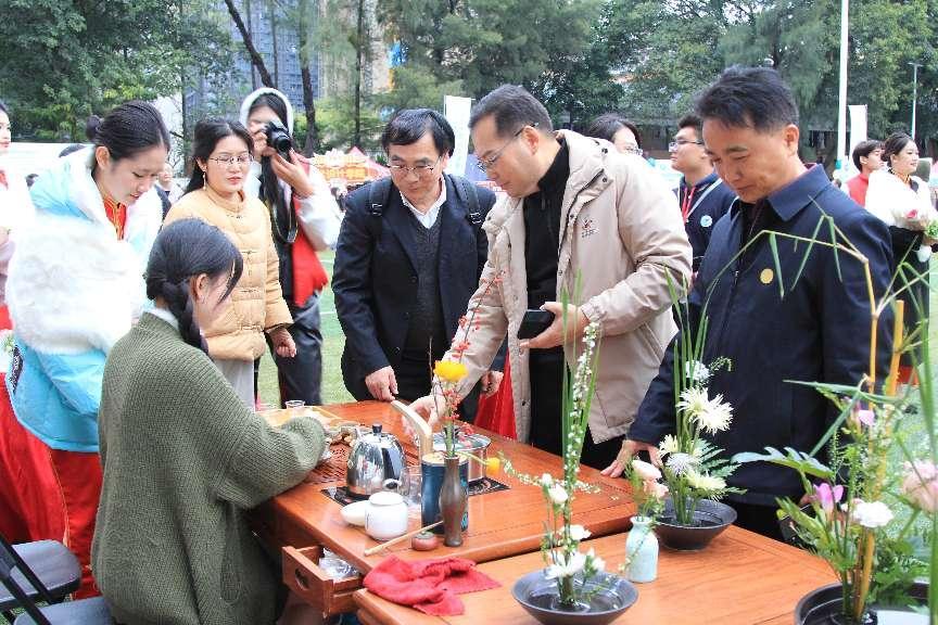 领导与茶艺表演互动