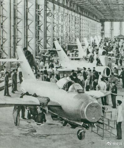 1956年7月19日,国产第一架喷气式战斗机在沈阳首次试飞成功,标志着中国具备了独立研制空军武器装备的能力。图为国产第一批喷气式飞机即将出厂。