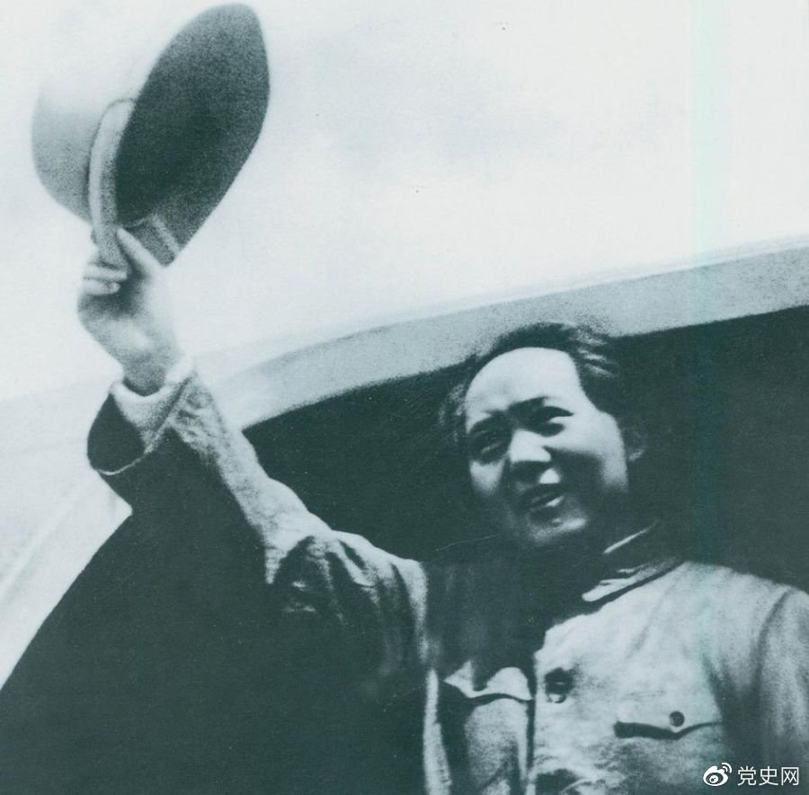 1945年8月28日,毛泽东飞赴重庆时,向前来欢送的延安军民挥手告别。