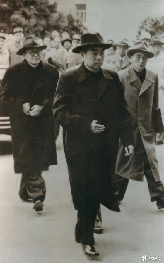 1954年4月26日,日内瓦会议开幕。图为周恩来率中国代表团进入会场。