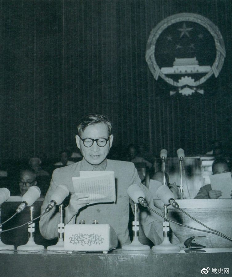 1955年7月,陈云在一届全国人大二次会议上作坚持和改进粮食统购统销工作的报告。
