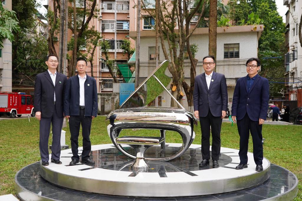 学校领导和郑建军为音乐钢琴进行揭幕